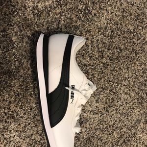 Never worn puma shoes.